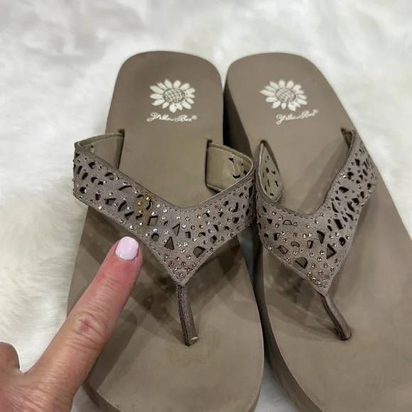 Yellow Box tan wedges size 8 - Picture 3 of 13